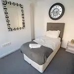 Work & Relax - 3 Bedroom House With Off-Road Parking