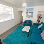 Work & Relax - 3 Bedroom House With Off-Road Parking