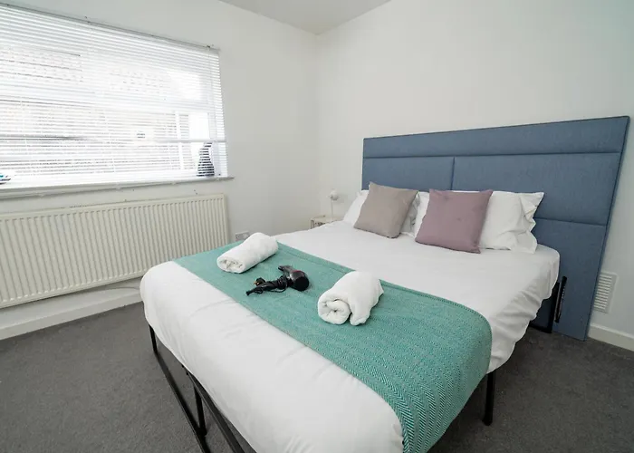 Work & Relax - 3 Bedroom House With Off-Road Parking