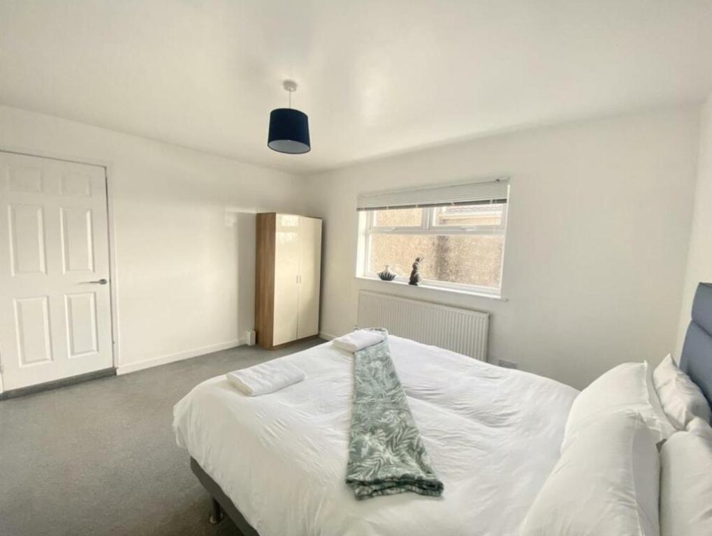Work & Relax - 3 Bedroom House With Off-road Parking * Swansea