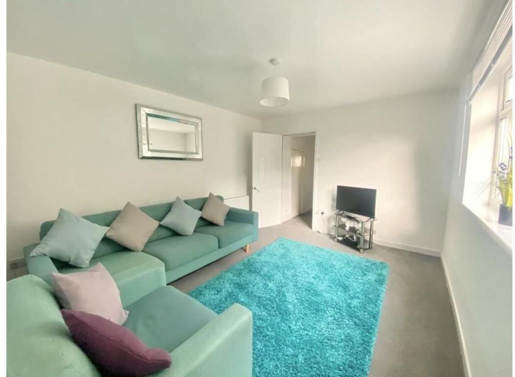 Work & Relax - 3 Bedroom House With Off-road Parking