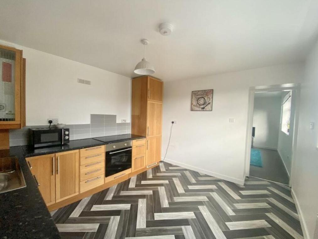 Work & Relax - 3 Bedroom House With Off-road Parking Holiday home