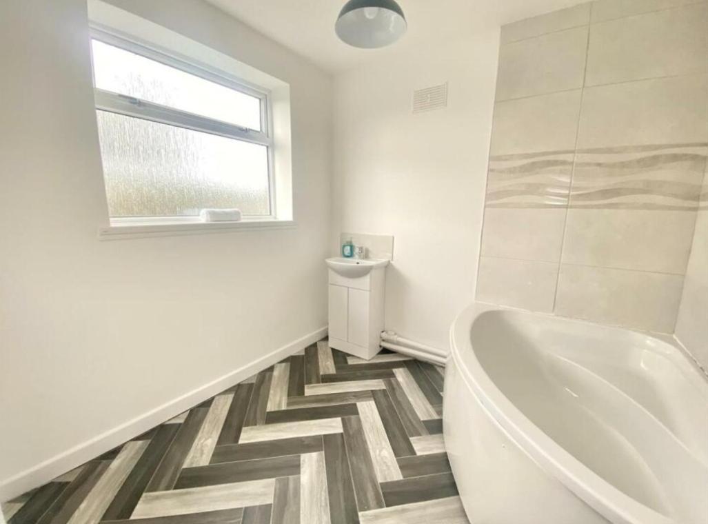 Work & Relax - 3 Bedroom House With Off-road Parking Holiday home *