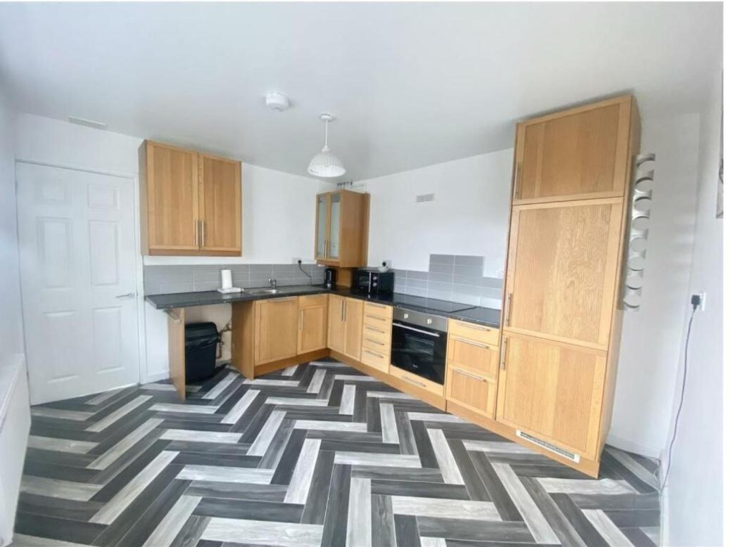 Work & Relax - 3 Bedroom House With Off-road Parking *