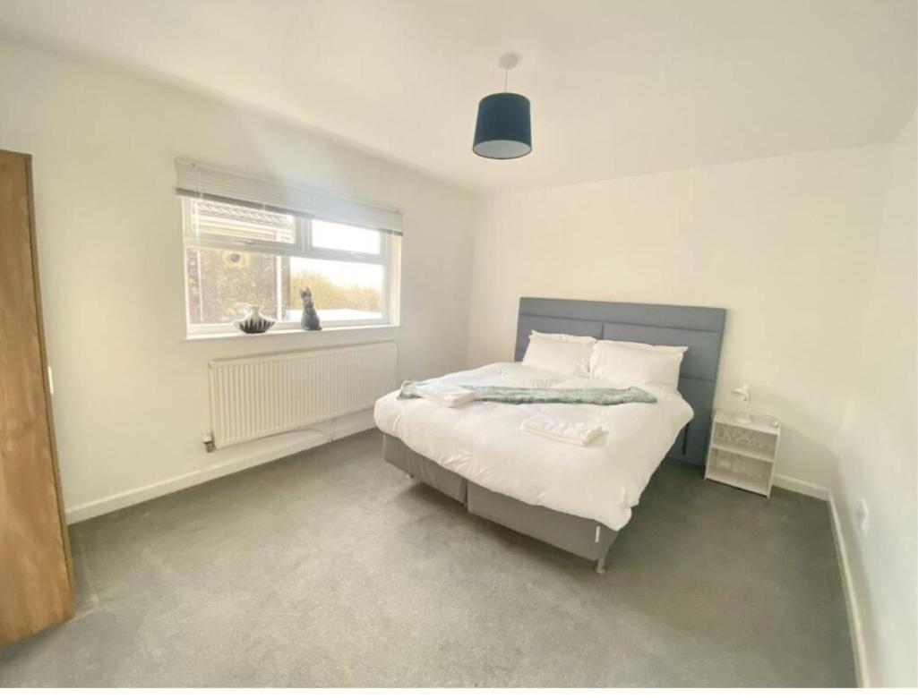 Work & Relax - 3 Bedroom House With Off-road Parking Holiday home