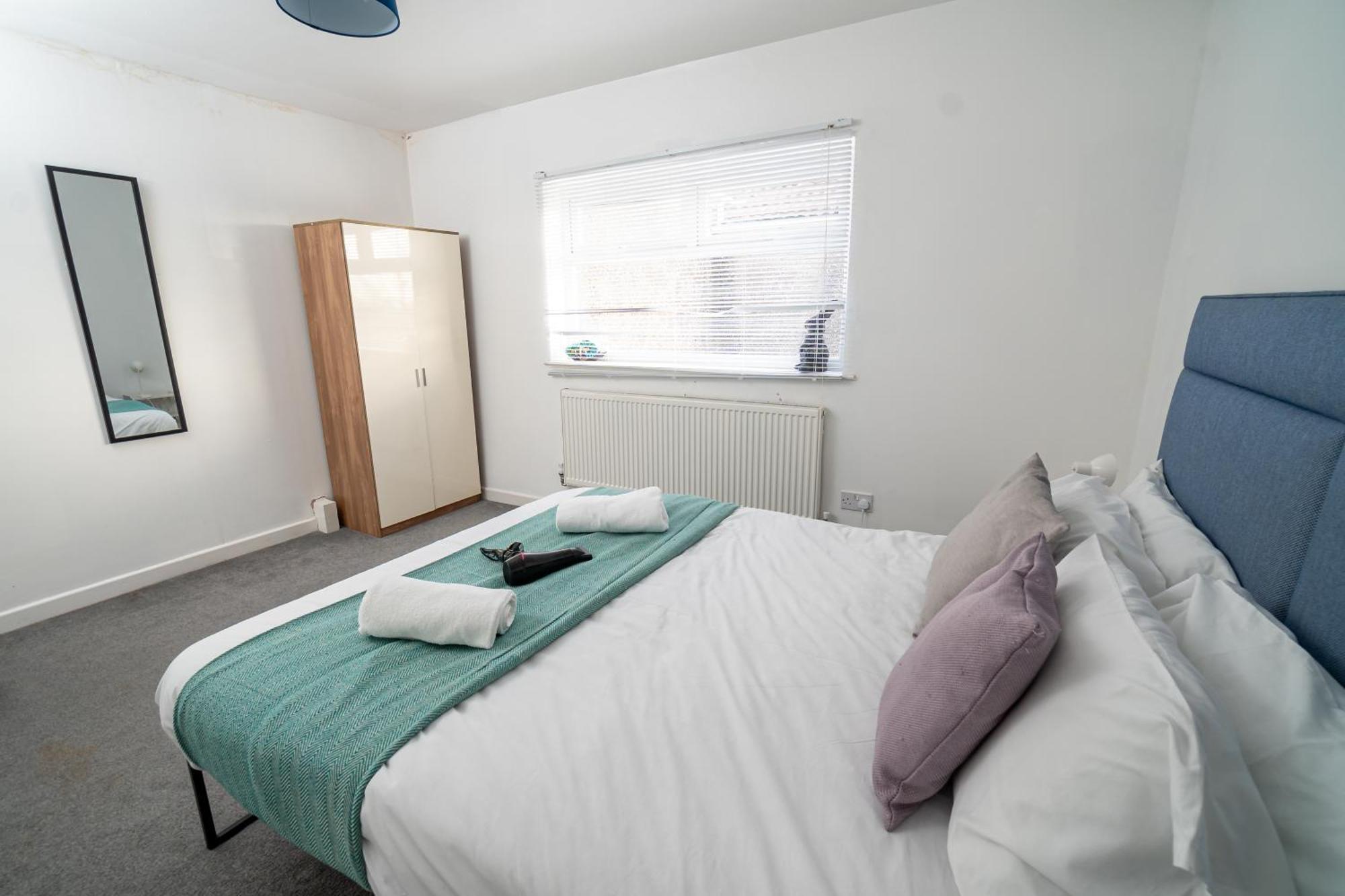 Work & Relax - 3 Bedroom House With Off-road Parking Holiday home Swansea