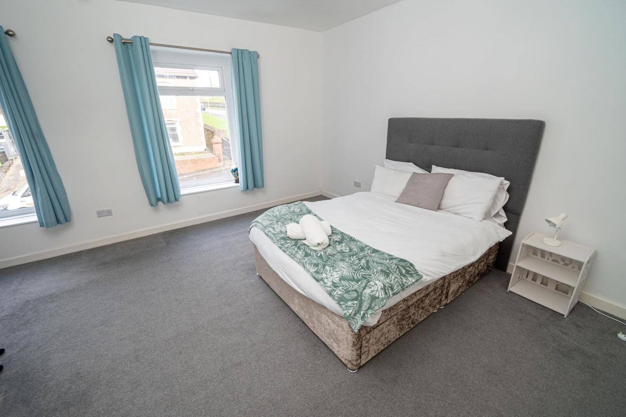 Holiday home Work & Relax - 3 Bedroom House With Off-road Parking Swansea