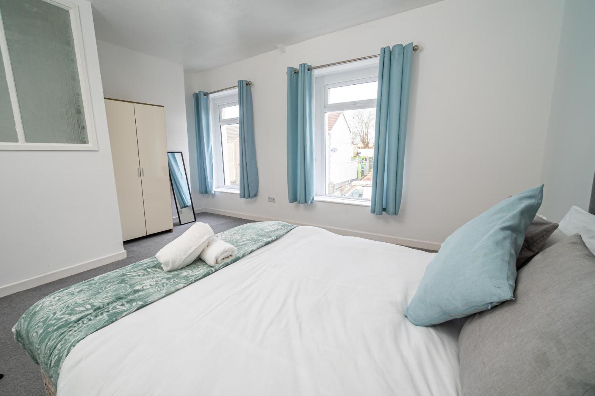 Work & Relax - 3 Bedroom House With Off-road Parking *