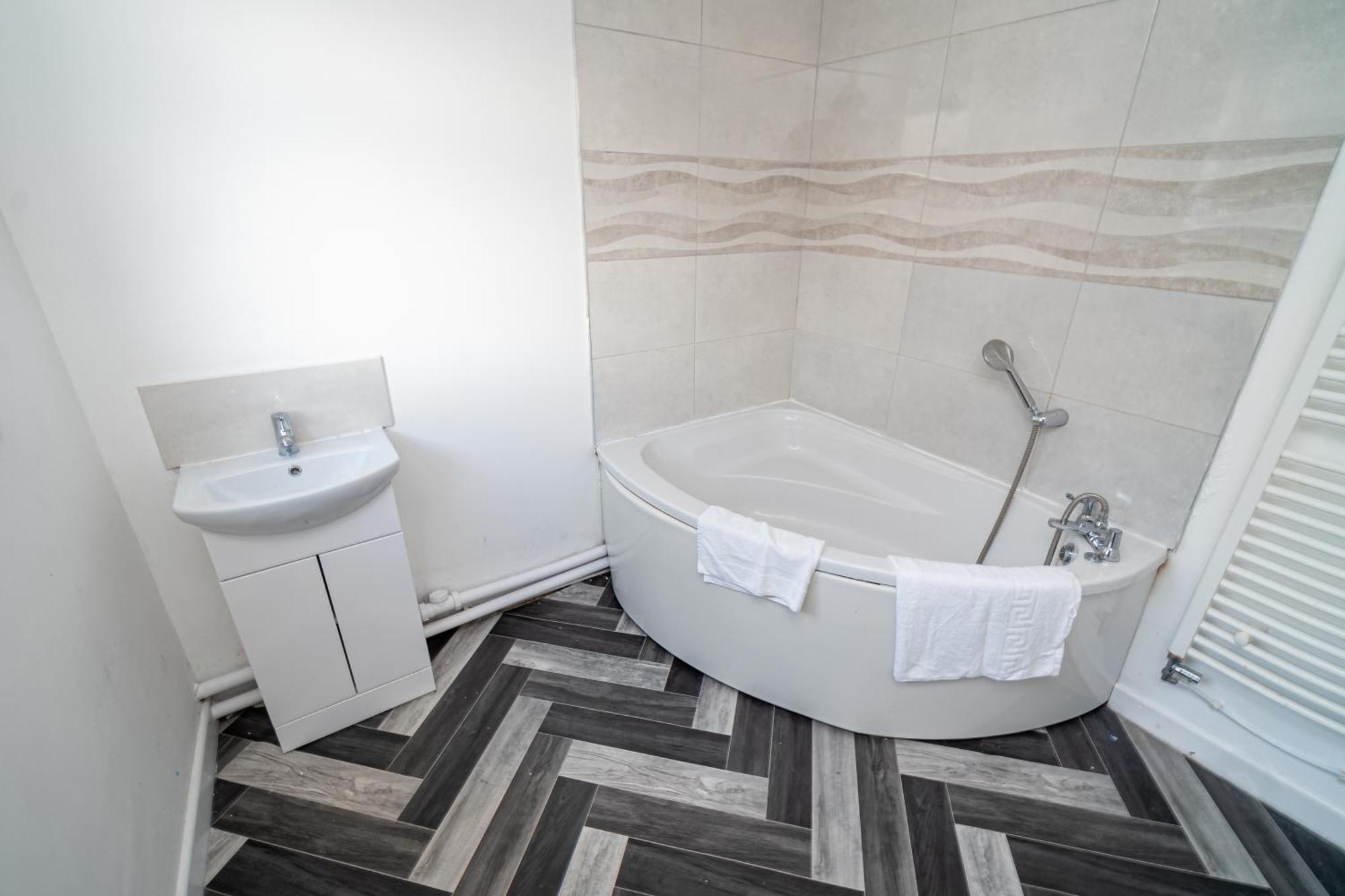 Work & Relax - 3 Bedroom House With Off-road Parking * Swansea