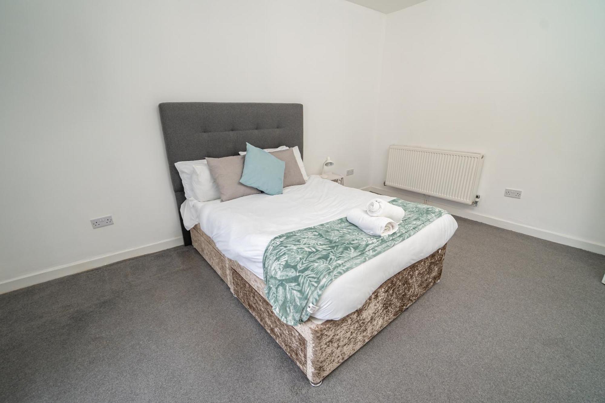 Work & Relax - 3 Bedroom House With Off-road Parking