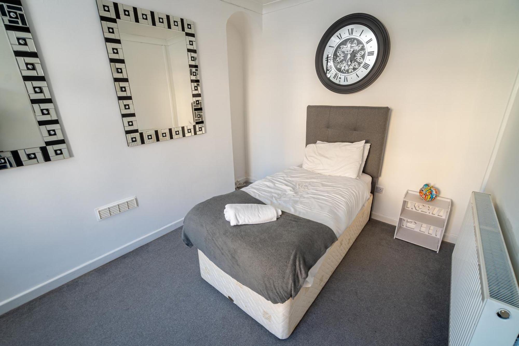 Holiday home Work & Relax - 3 Bedroom House With Off-road Parking Swansea
