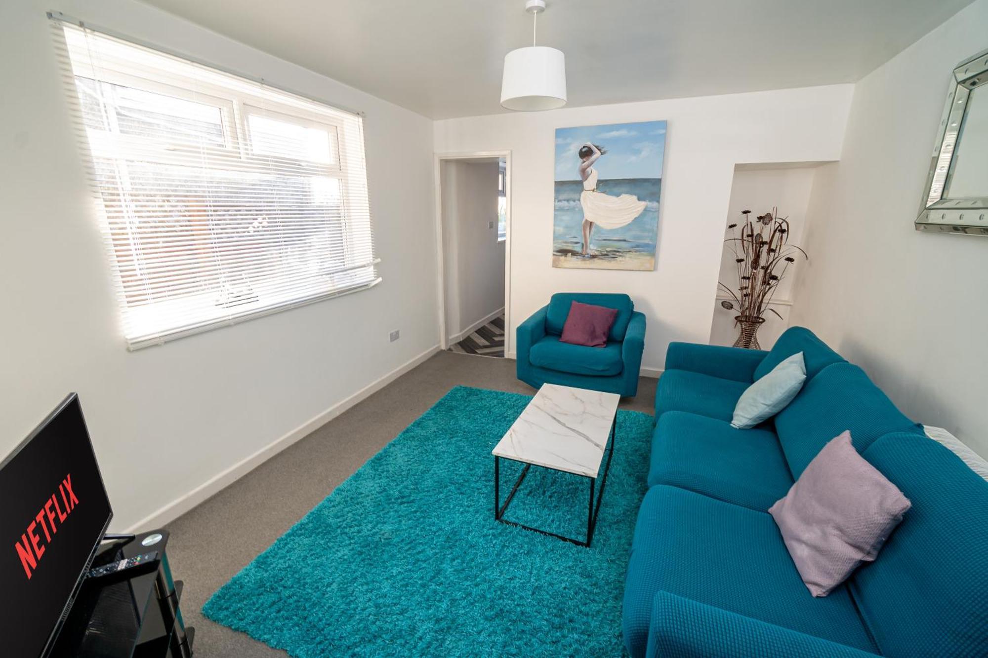 Work & Relax - 3 Bedroom House With Off-road Parking Swansea