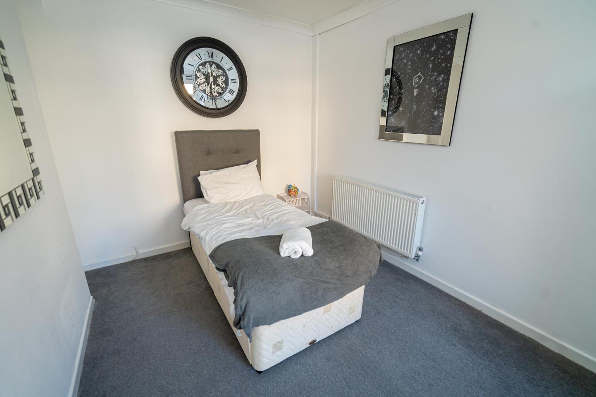 Holiday home Work & Relax - 3 Bedroom House With Off-road Parking Swansea