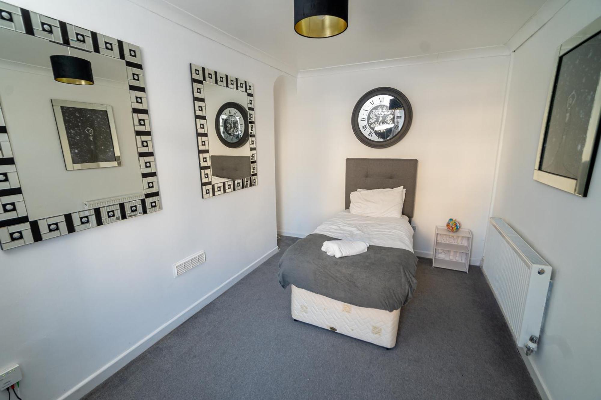 Work & Relax - 3 Bedroom House With Off-road Parking Holiday home